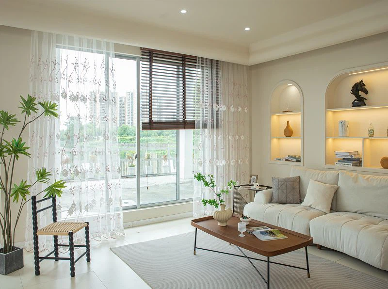 Grid Embroidered gluggaskjár